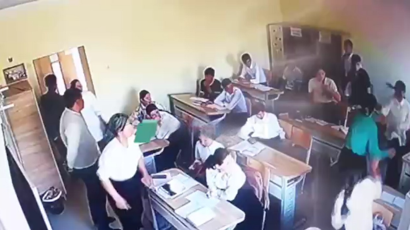 Xorazmda maktab direktori o‘quvchilarni kaltakladi