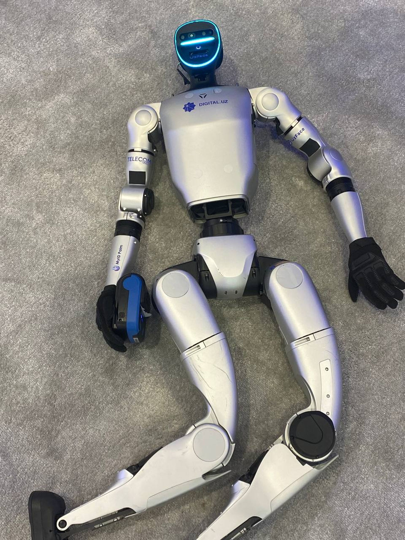 INNOPROMda odamsimon robot namoyish qilinmoqda