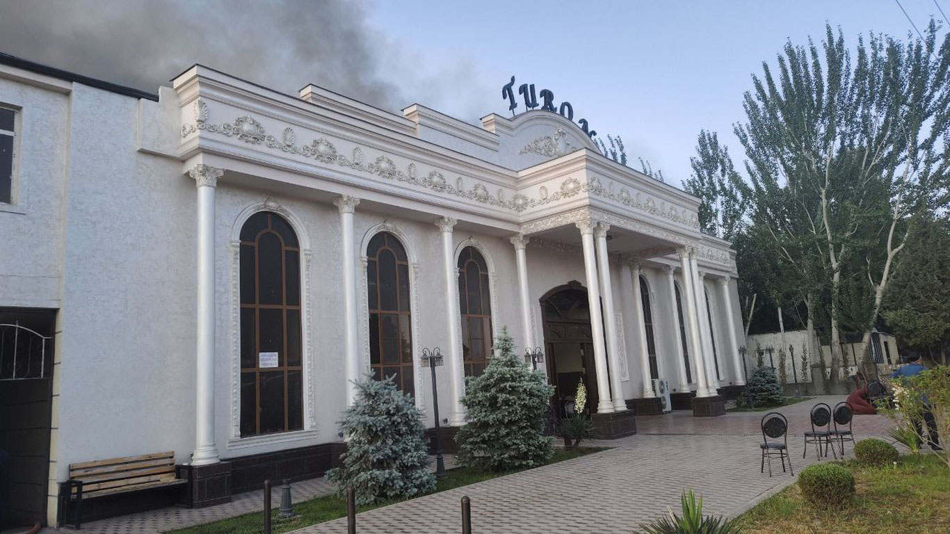 Фарғонада тўйхоналардан бири ёниб кетди