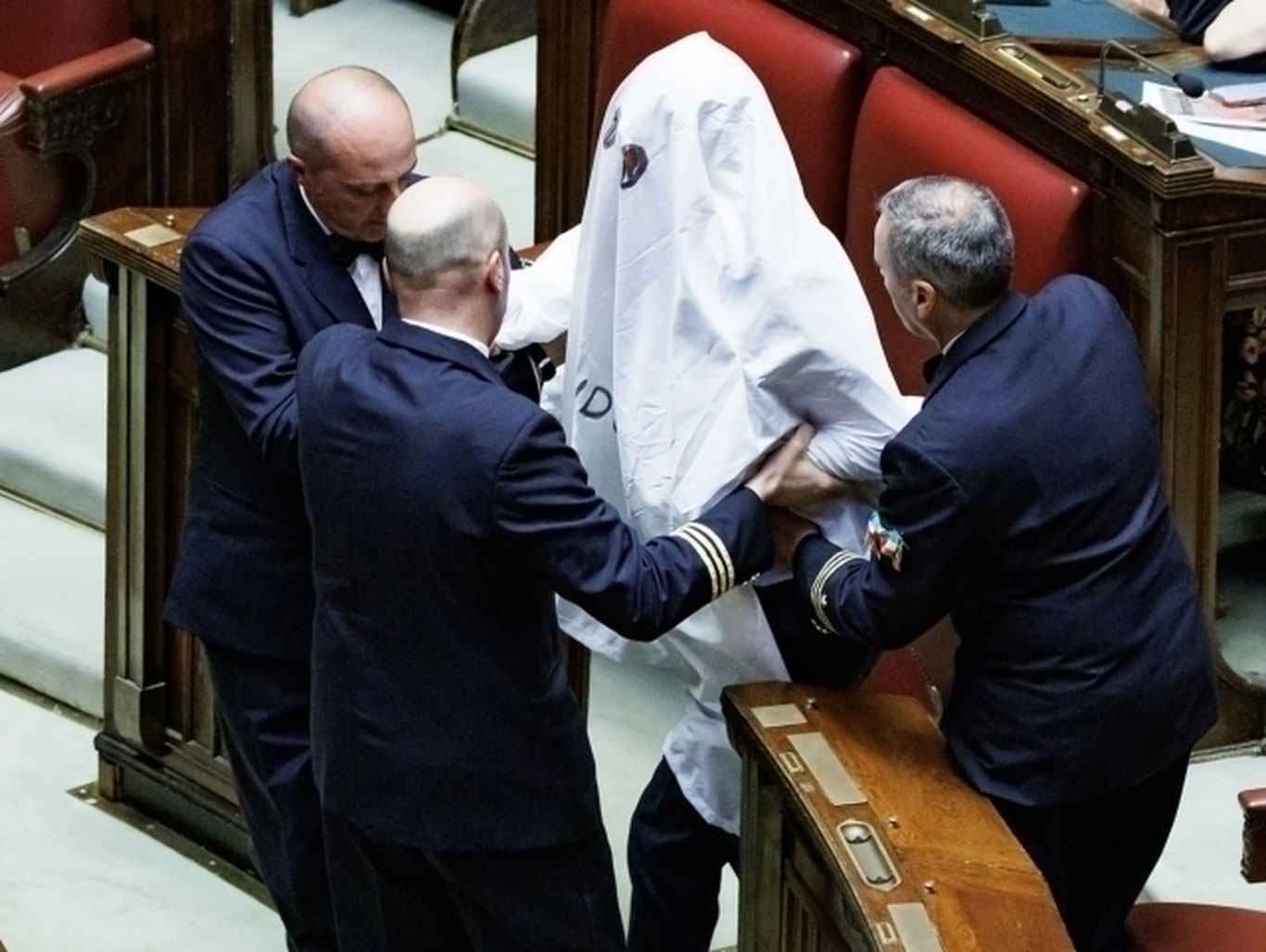 Италияда депутат парламент йиғилишига арвоҳ кийимида келди