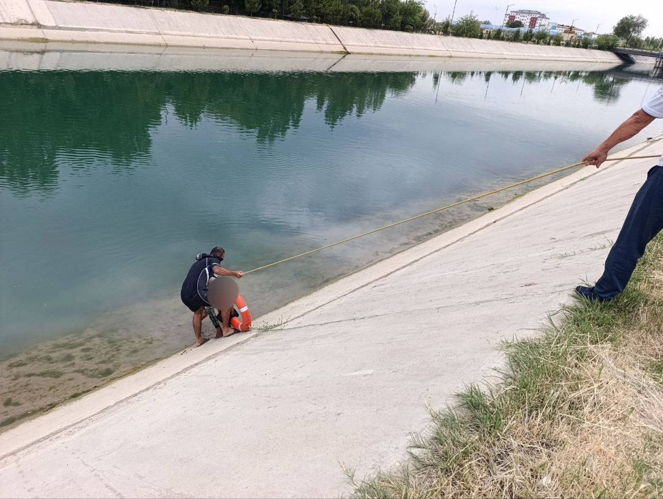 Гулистонда чўкаётган фуқаро қутқариб қолинди
