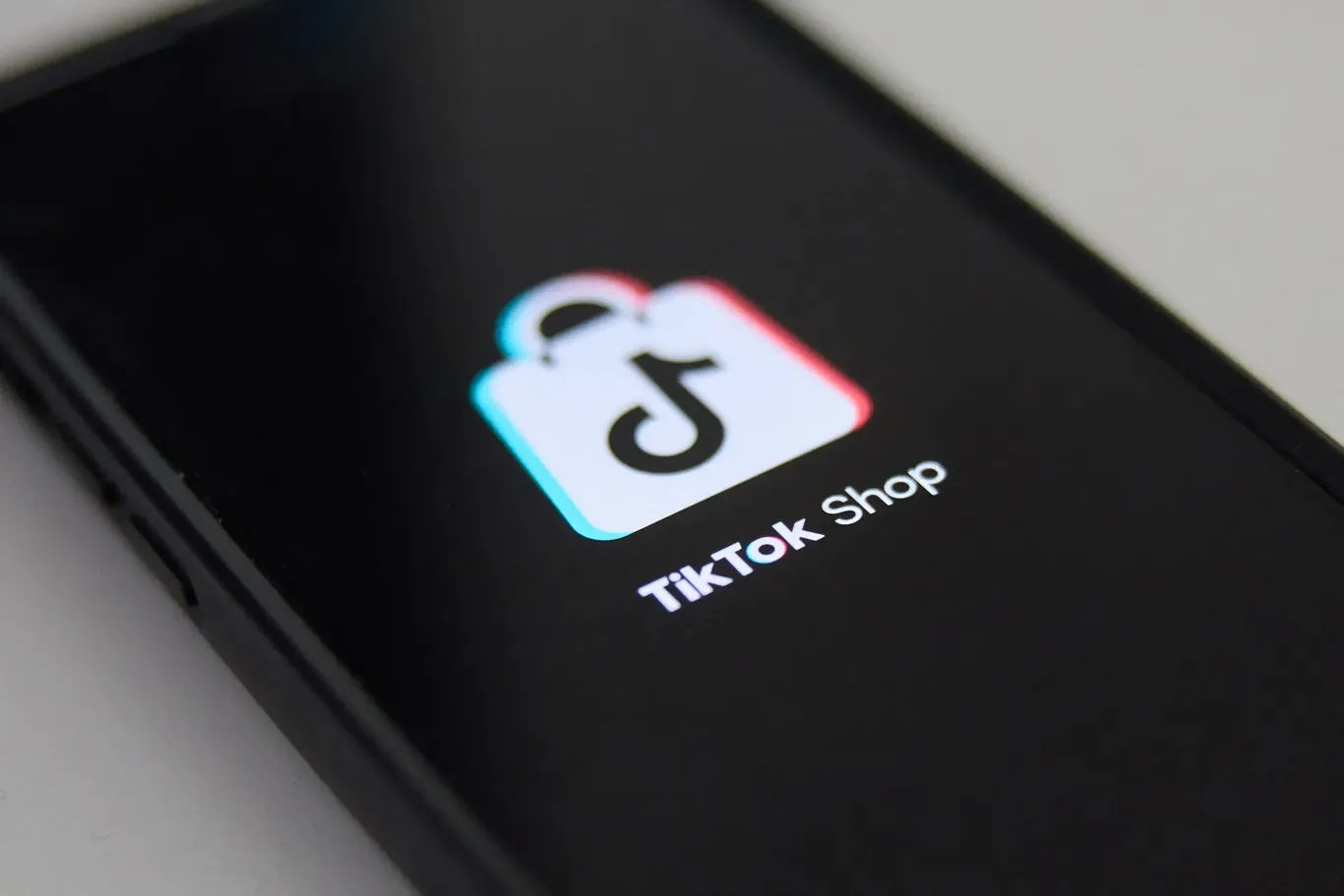 TikTok AQShda xodimlarni qisqartirishni boshladi