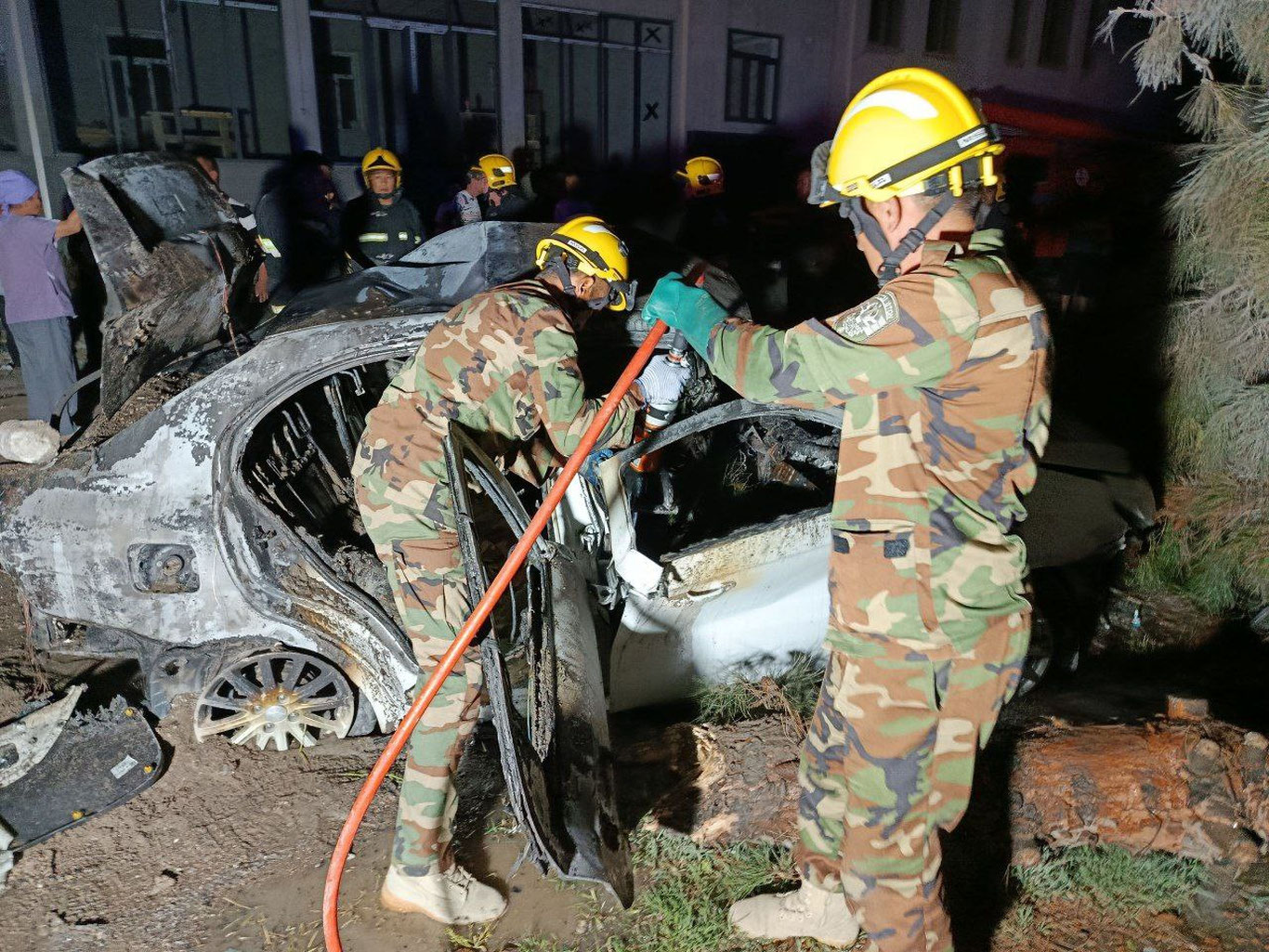 Наманганда 19 ёшли йигит машинада ёниб кетди