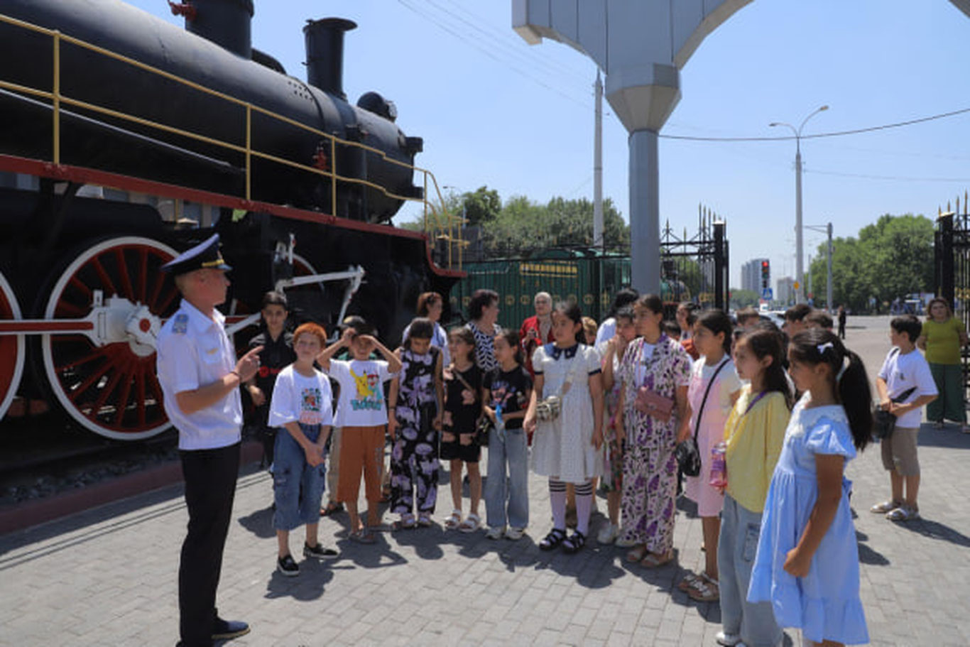 Темирйўлчилардан болажонларга махсус байрам тадбири ташкил этилди