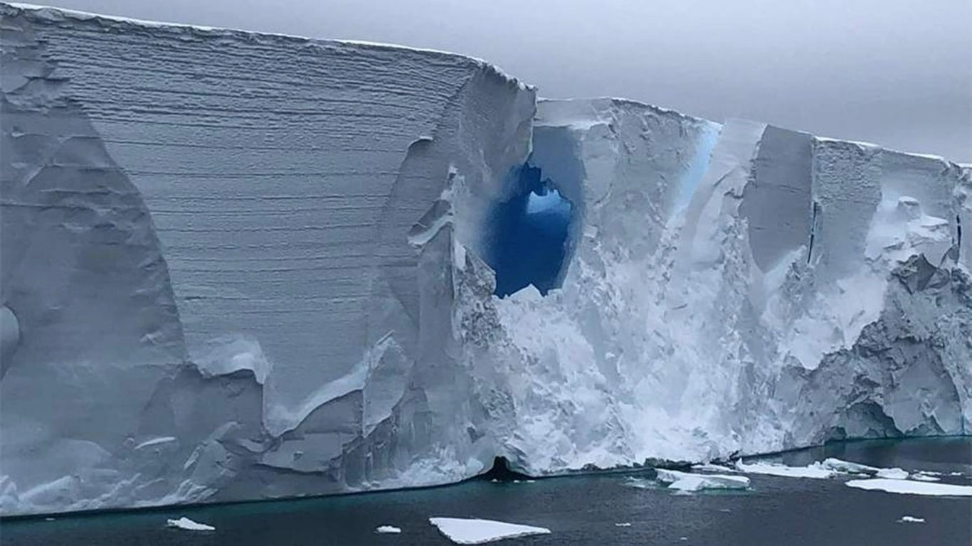 Дунёдаги энг катта айсберг 60 км масофага силжиди