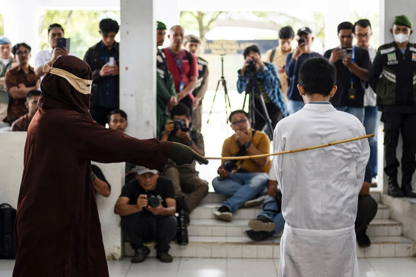 Индонезияда эркак ва аёл 100 даррага ҳукм қилинди