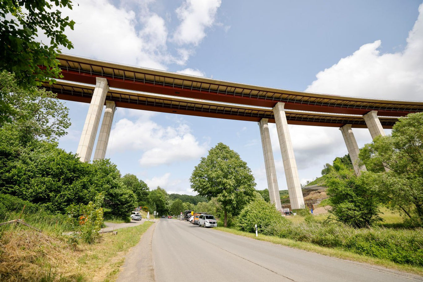 Германияда 40 минг тонналик кўприк илк бор ҳаракатлантирилди