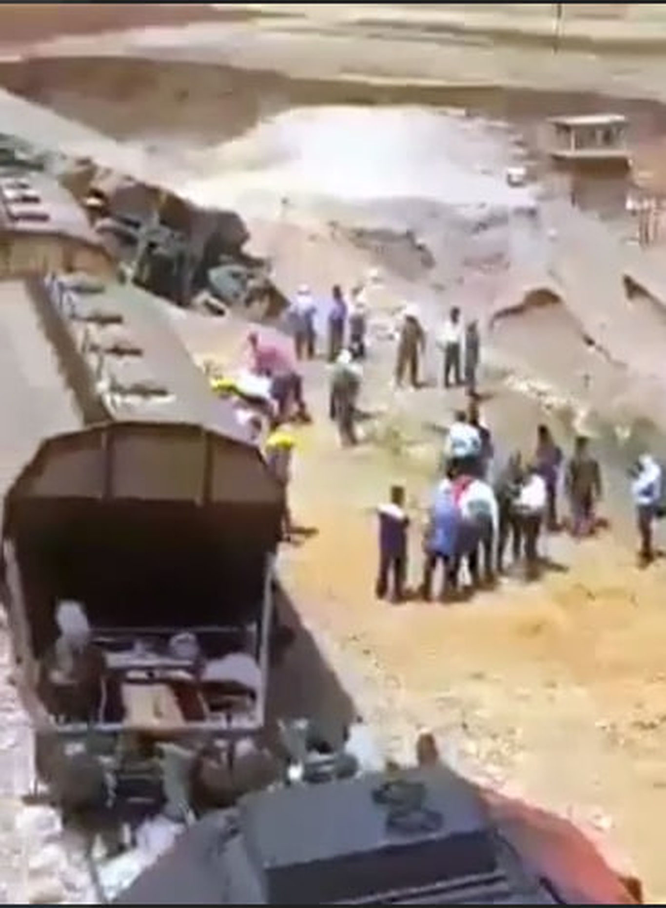 Эронда 12 вагонли юк поезди рельсдан чиқиб кетди