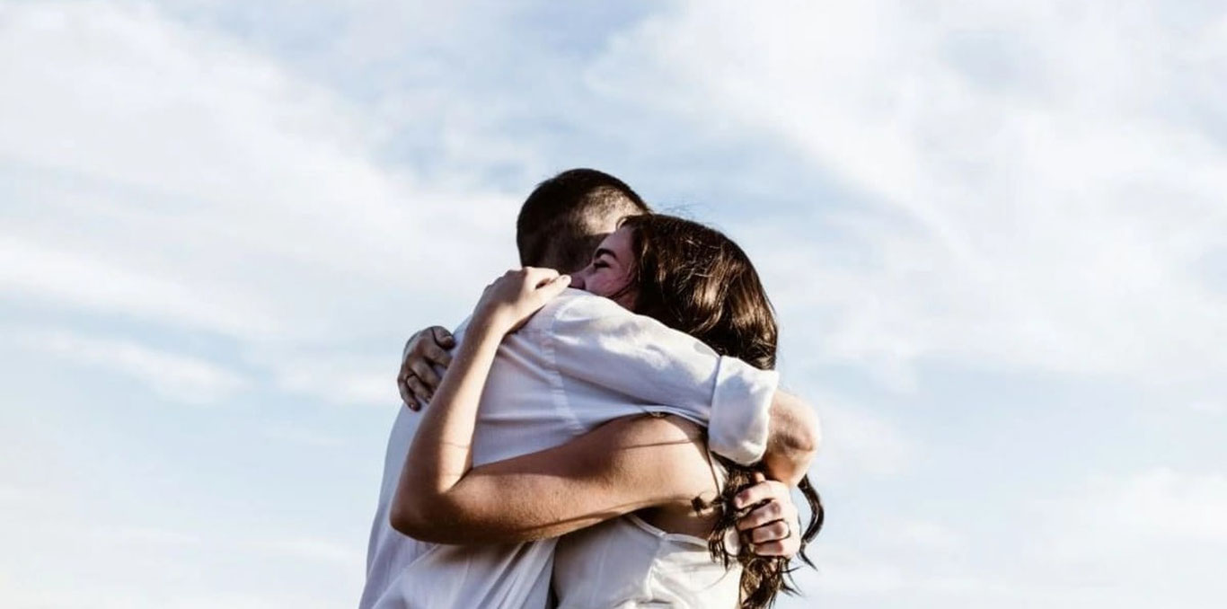 Хитойда аёллар бегоналарни қучоқлагани учун пул тўламоқда