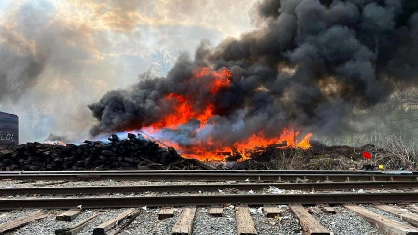 Украина Россия ҳарбий поездини йўқ қилди