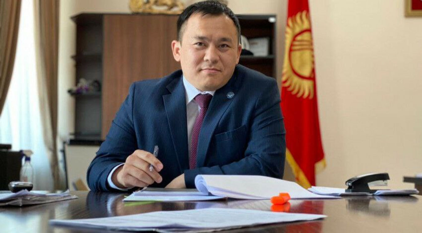Қирғизистонда ҳоким ва яна икки мансабдор мажлис вақтида ҳибсга олинди