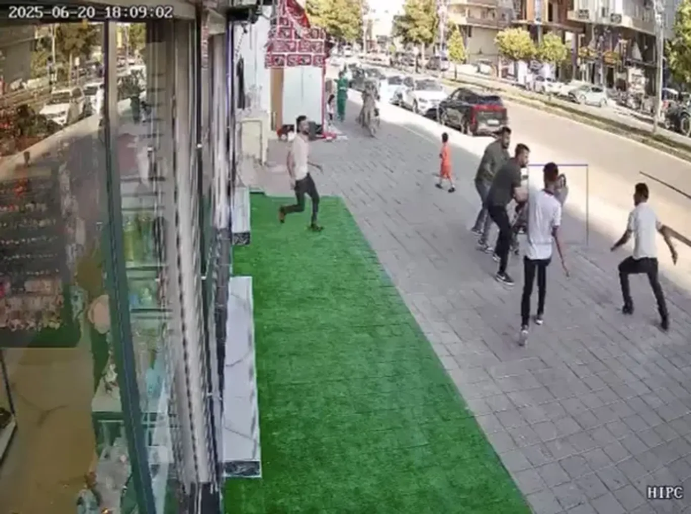 Туркияда оммавий жанжал вақтида йигитни фургон босиб кетди