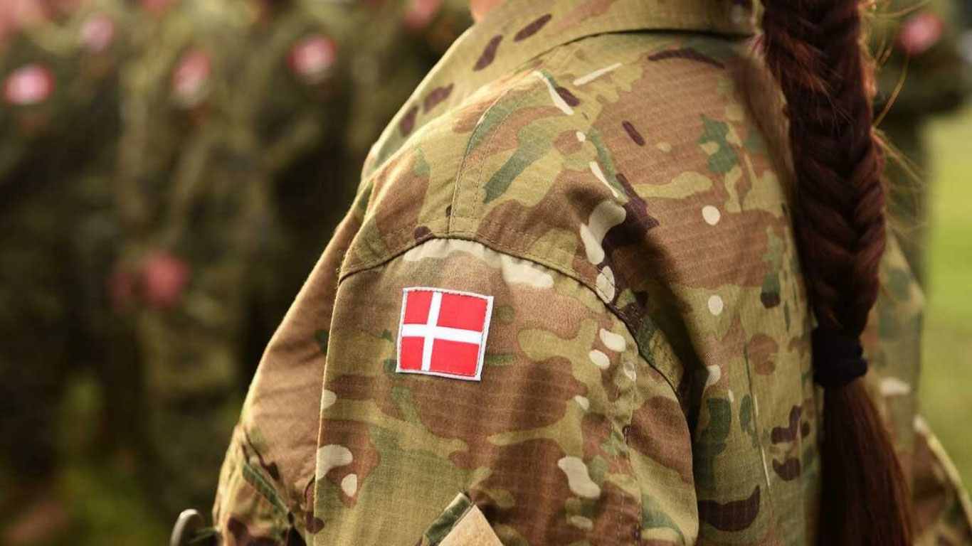 Дания 18 ёшли қизларни ҳарбий хизматга чақиради