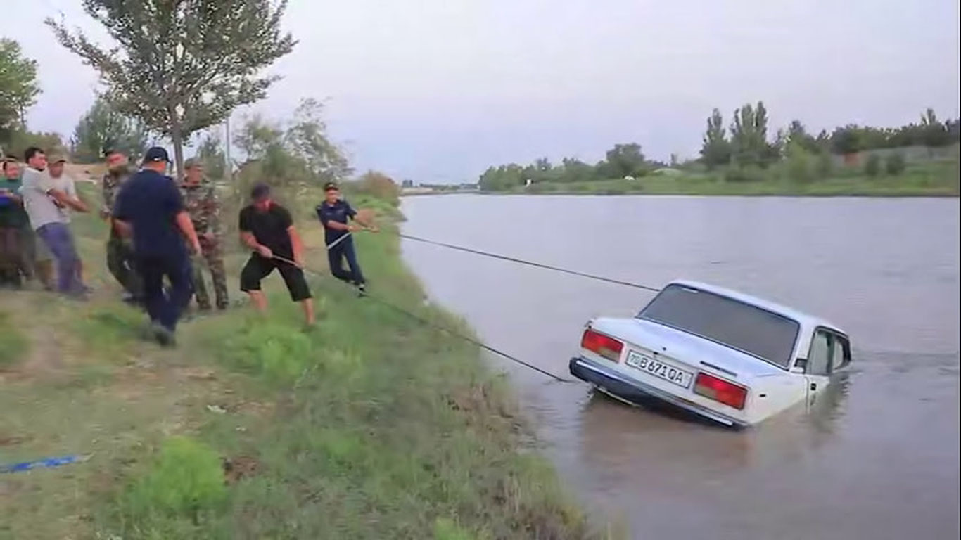 Қашқадарёда “Lada” каналга тушиб кетди