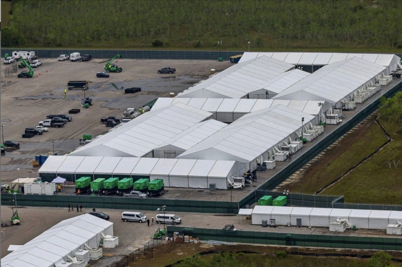 АҚШ ноқонуний муҳожирлар учун янги чодир ҳибсхоналарини қурaди