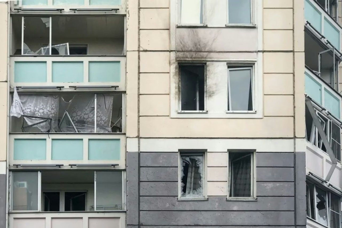 Укарина дронлари ҳужуми сабабли Москва осмони ёпилди, юзлаб парвозлар бекор қилинди