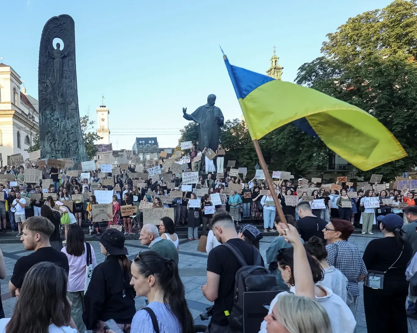 Киевда минглаб одамлар Зеленскийга қарши намойишга чиқди