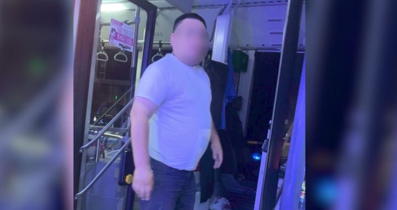 Toshkentda avtobus haydovchisi bolani eshik bilan urib yuborgani uchun ishdan bo‘shatildi