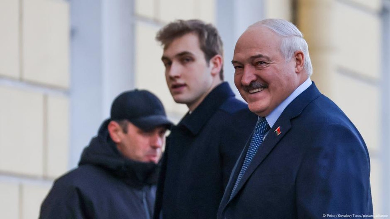 Лукашенко президентликка қайта номзодини қўймаслигини эълон қилди