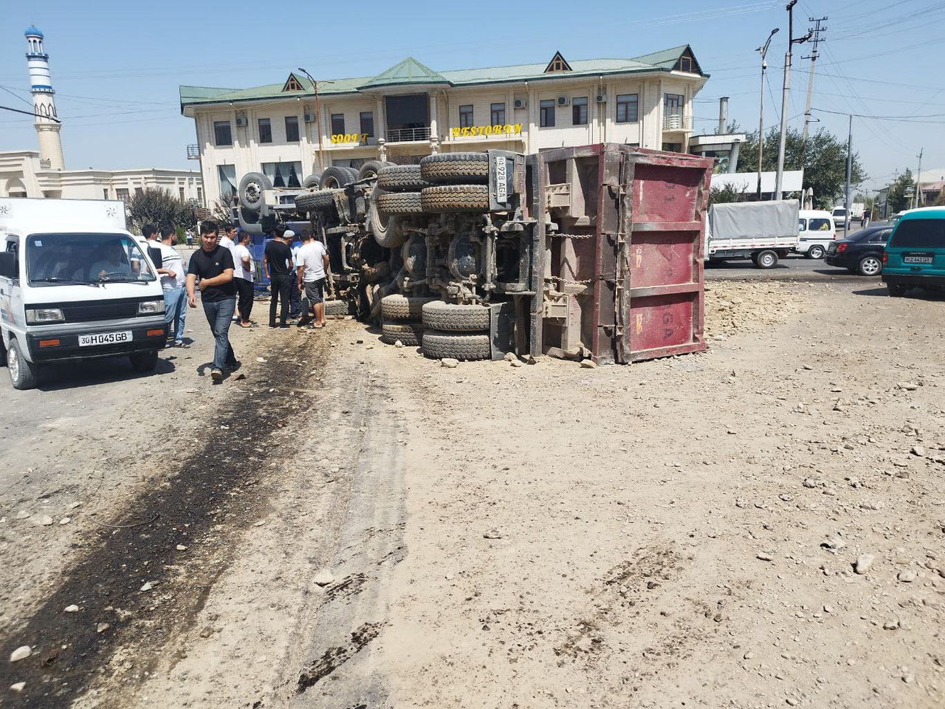 Samarqandda 2 ta yuk mashinasi YTHga uchrab, ag‘darilib ketdi