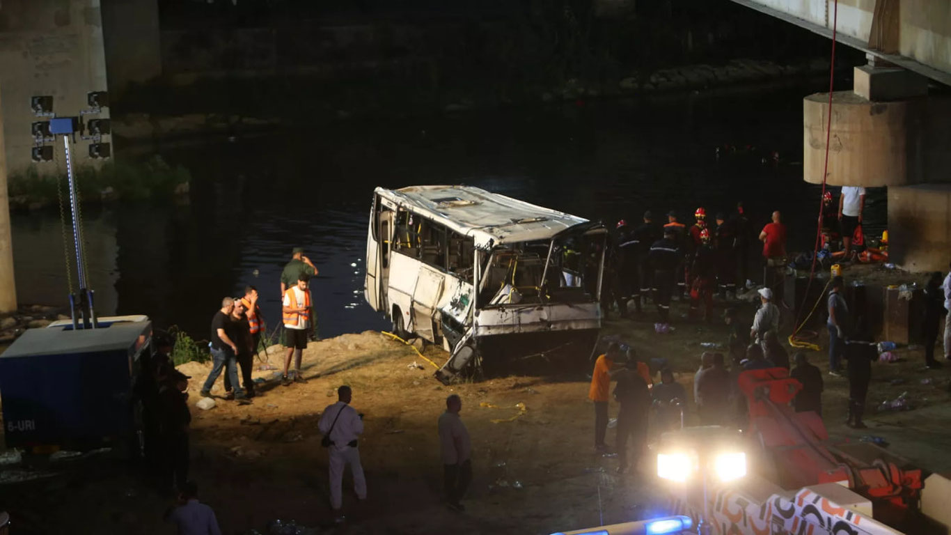 Jazoirda yo‘lovchi avtobus daryoga qulab tushdi