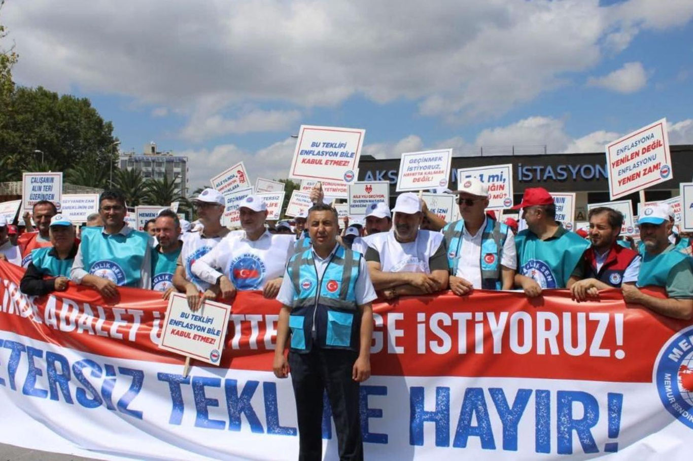 Туркияда давлат хизматчилари ҳукуматнинг маош таклифига қарши иш ташлади