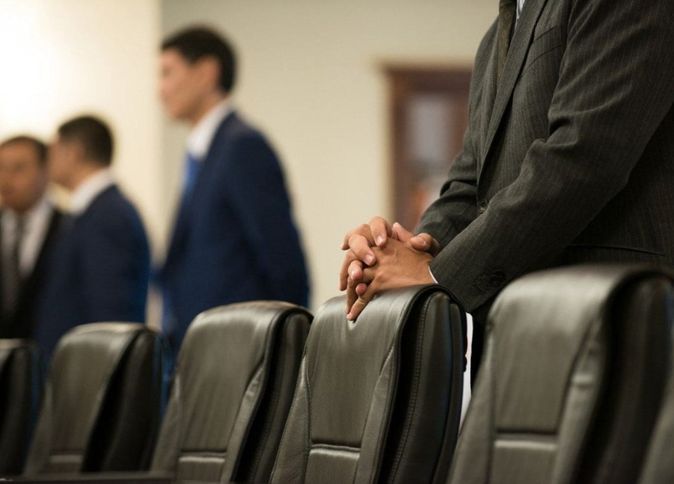 Ҳоким, вазир, банк раиси... Президент давлат хизматчилари ва бошқа соҳа вакилларини мукофотлади