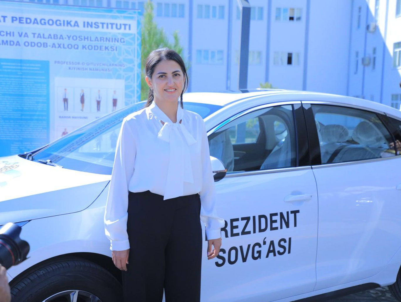 Xorijdan kelgan taklifni rad etib, qishloqda dars berayotgan buxorolik oʻqituvchiga avtomobil sovgʻa qilindi