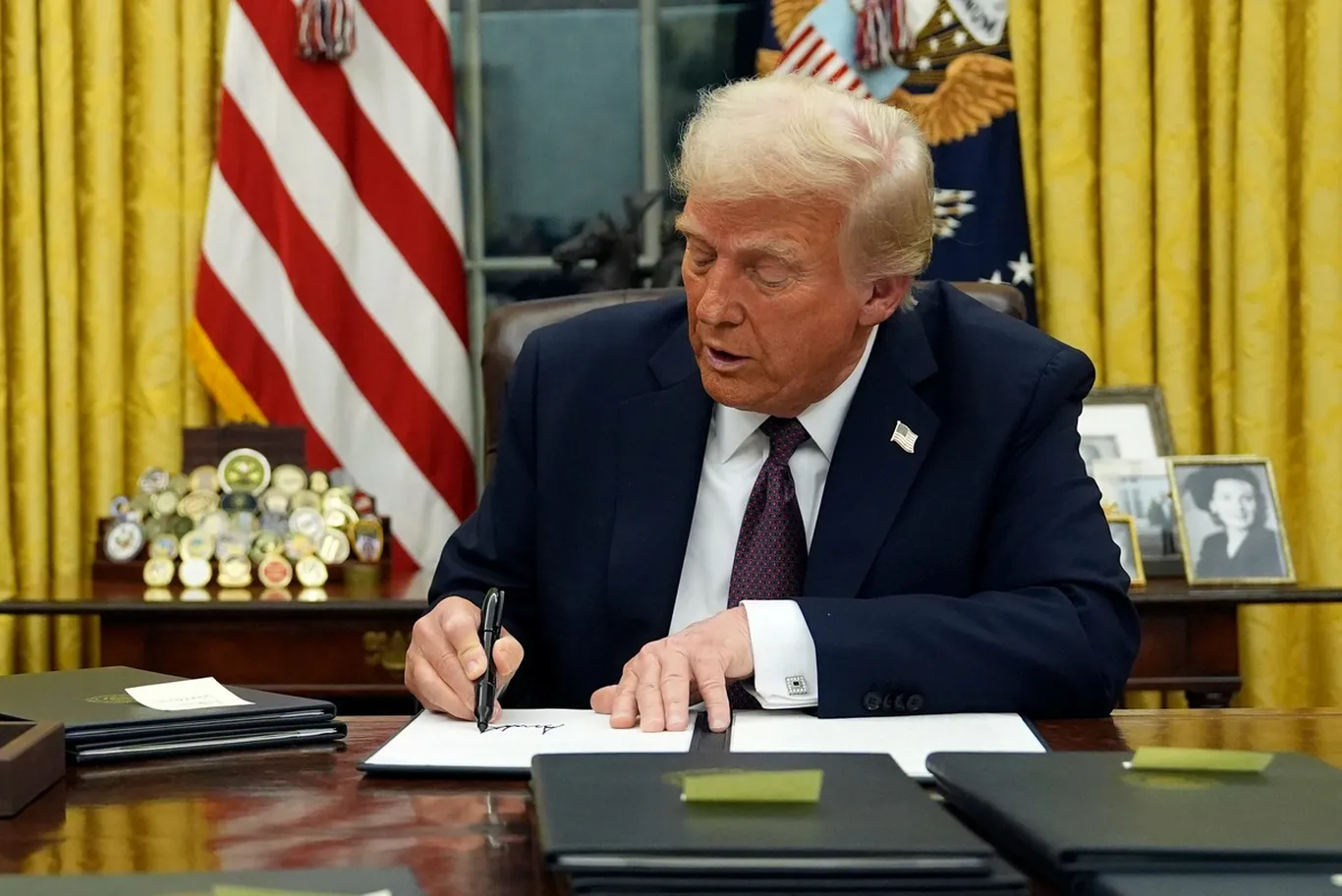 Трамп хорижликлар учун виза тўловларини 500 баравар оширди