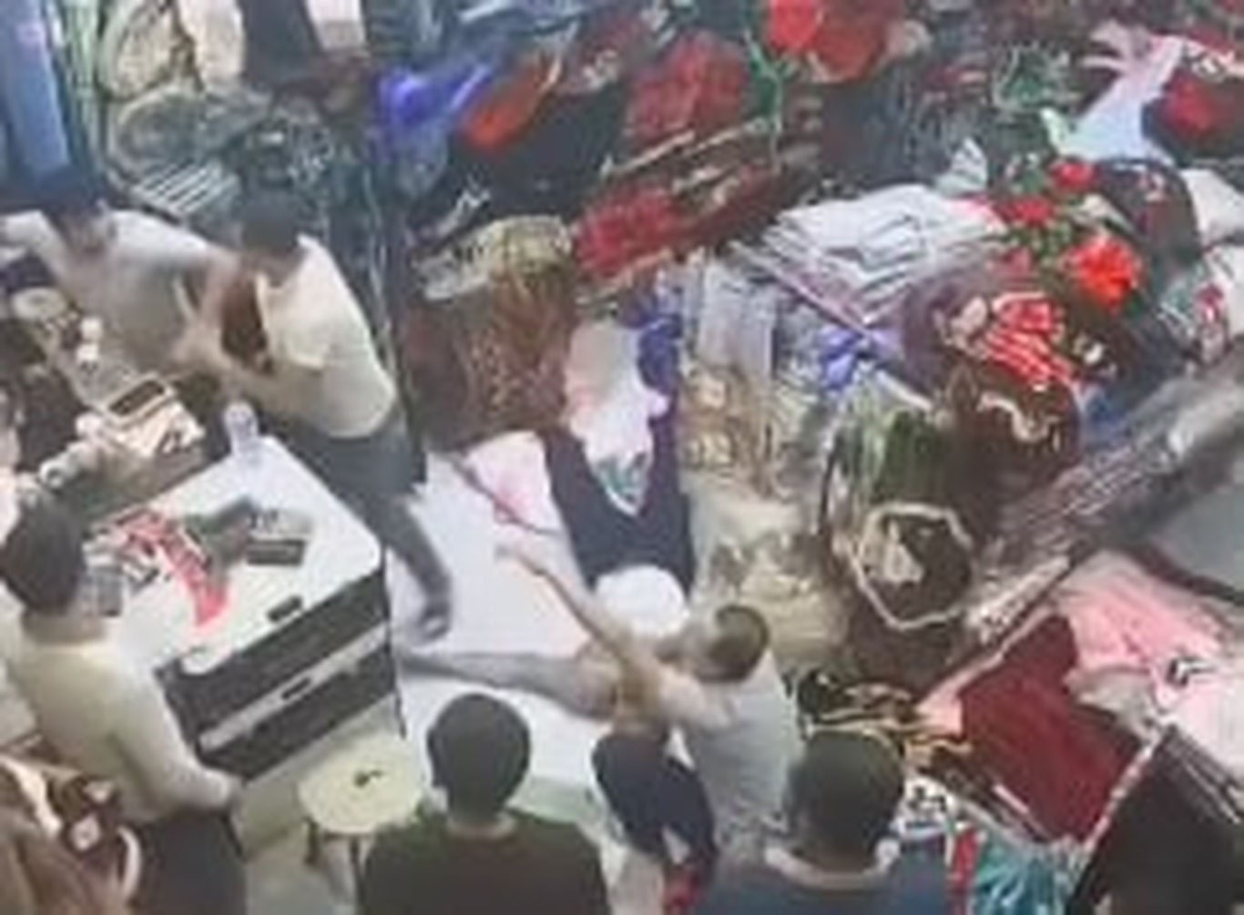 Самарқанддаги дўконда сотувчи калтаклаб кетилди