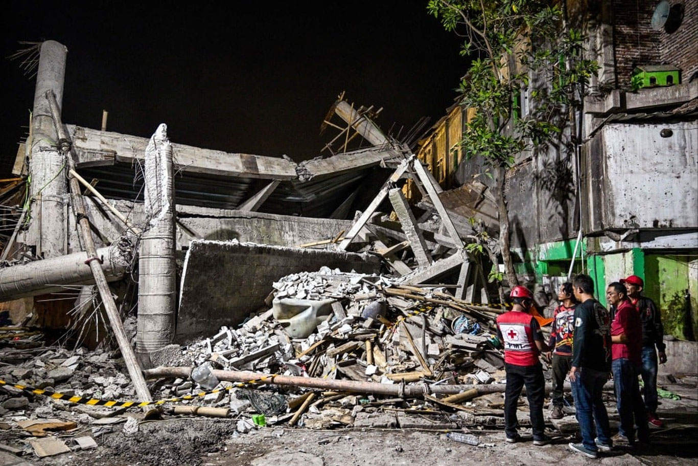 Indoneziyada maktab binosi qulab tushdi