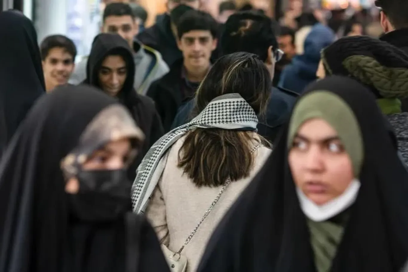 Эронда мажбурий ҳижоб қонуни бекор қилинди