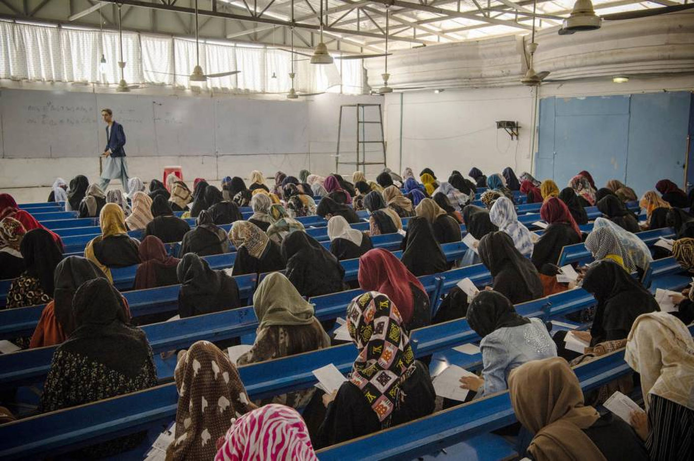 Afg‘onistonda universitet o‘qituvchilariga ish vaqtida smartfonlardan foydalanish taqiqlandi