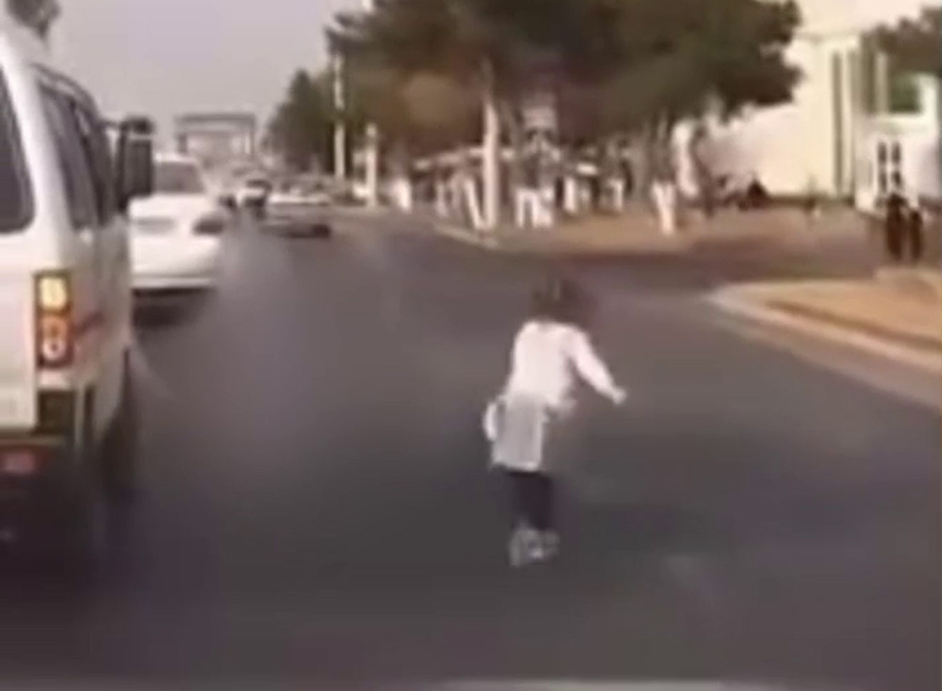 Toshkentda 4 yoshli qizcha harakatlanayotgan mashinadan tushib ketdi