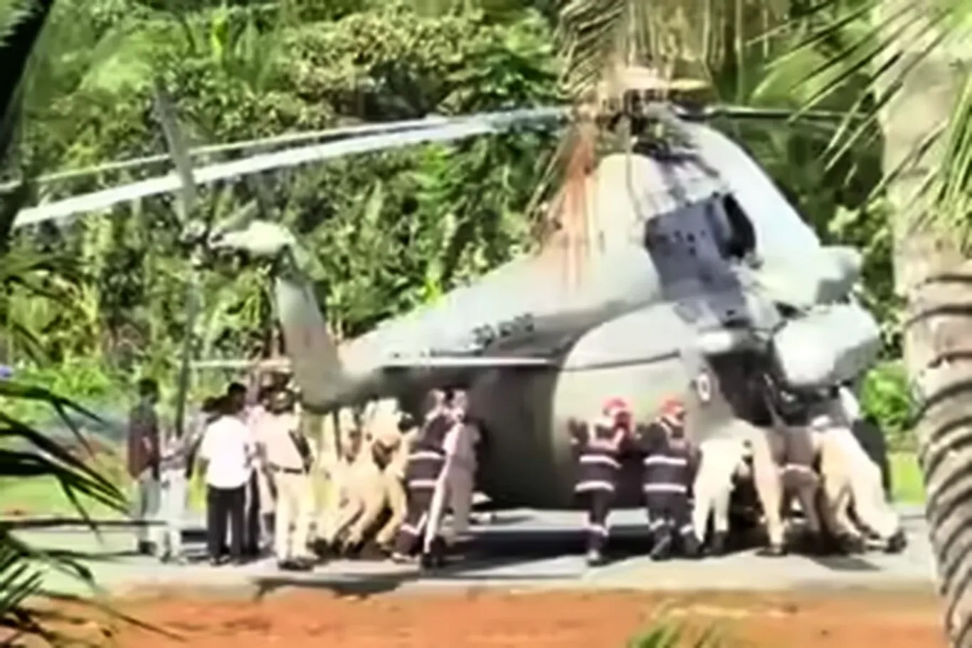 Ҳиндистон президенти вертолёти қўниш чоғида авария ҳолатига тушди