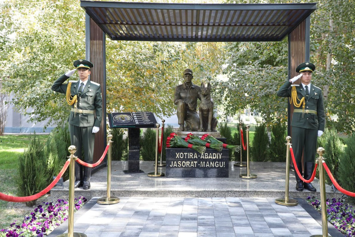 Тошкентда кинолог ва унинг садоқатли хизмат итига ҳайкал қўйилди