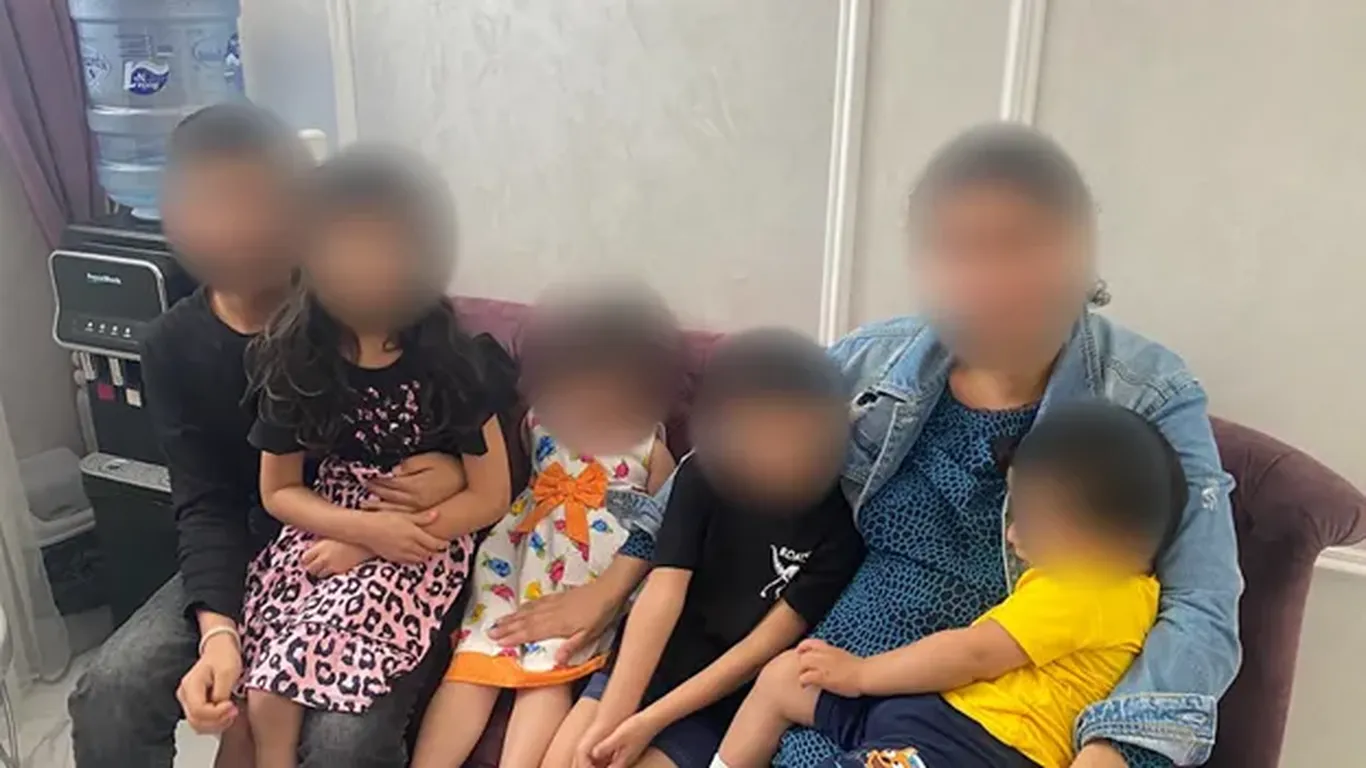 Россиядан оғир аҳволга тушган етти фарзандли ўзбекистонлик аёл Ватанга қайтарилди