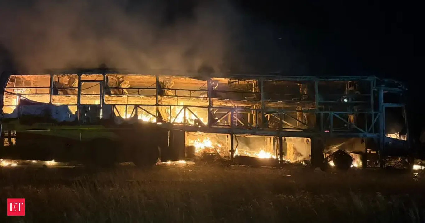 Ҳиндистонда автобус ёниб кетиб, 20 киши ҳалок бўлди