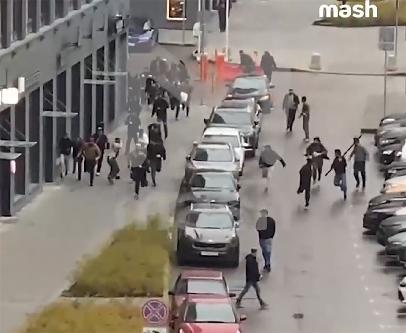 Москвада таёқ ва белкурак билан қуролланган муҳожирлар ўртасида оммавий муштлашув содир бўлди