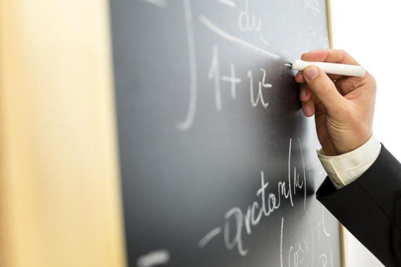 Ўзбекистонда мактаб раҳбарлари ва ўқитувчиларига KPI асосида устама ҳақлар жорий этилди