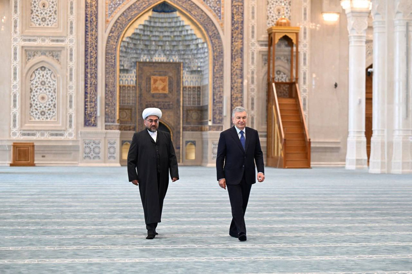 Шавкат Мирзиёев ЮНEСКО Бош конференциясининг очилиш маросимида иштирок этиш учун Самарқандга келди