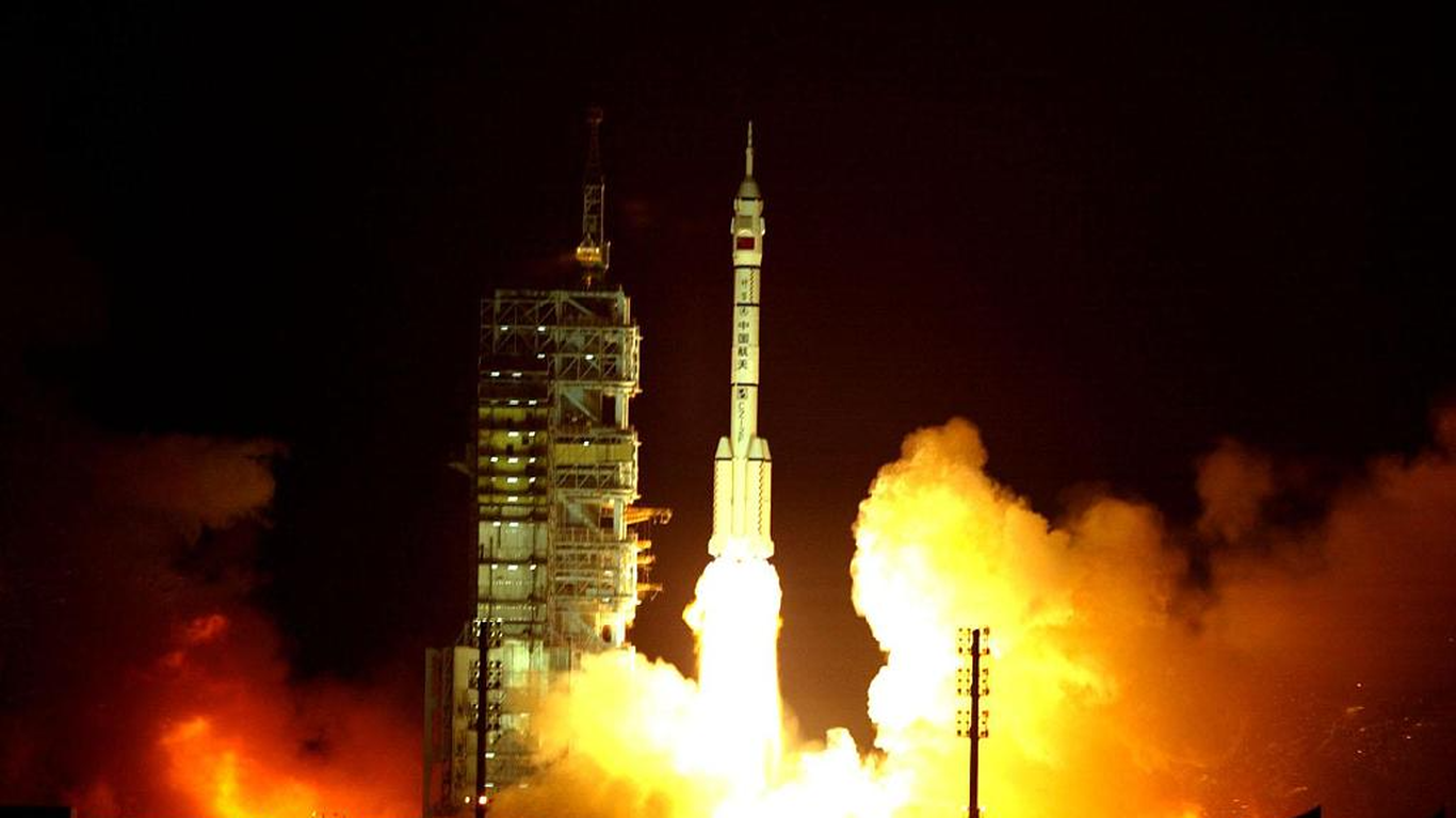 Xitoy 3 astronavt va 4 ta sichqonini kosmosga uchirdi