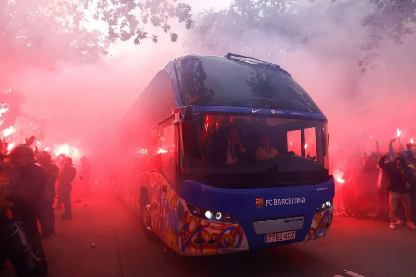 “Барселона” мухлисларининг автобуси ёниб кетди