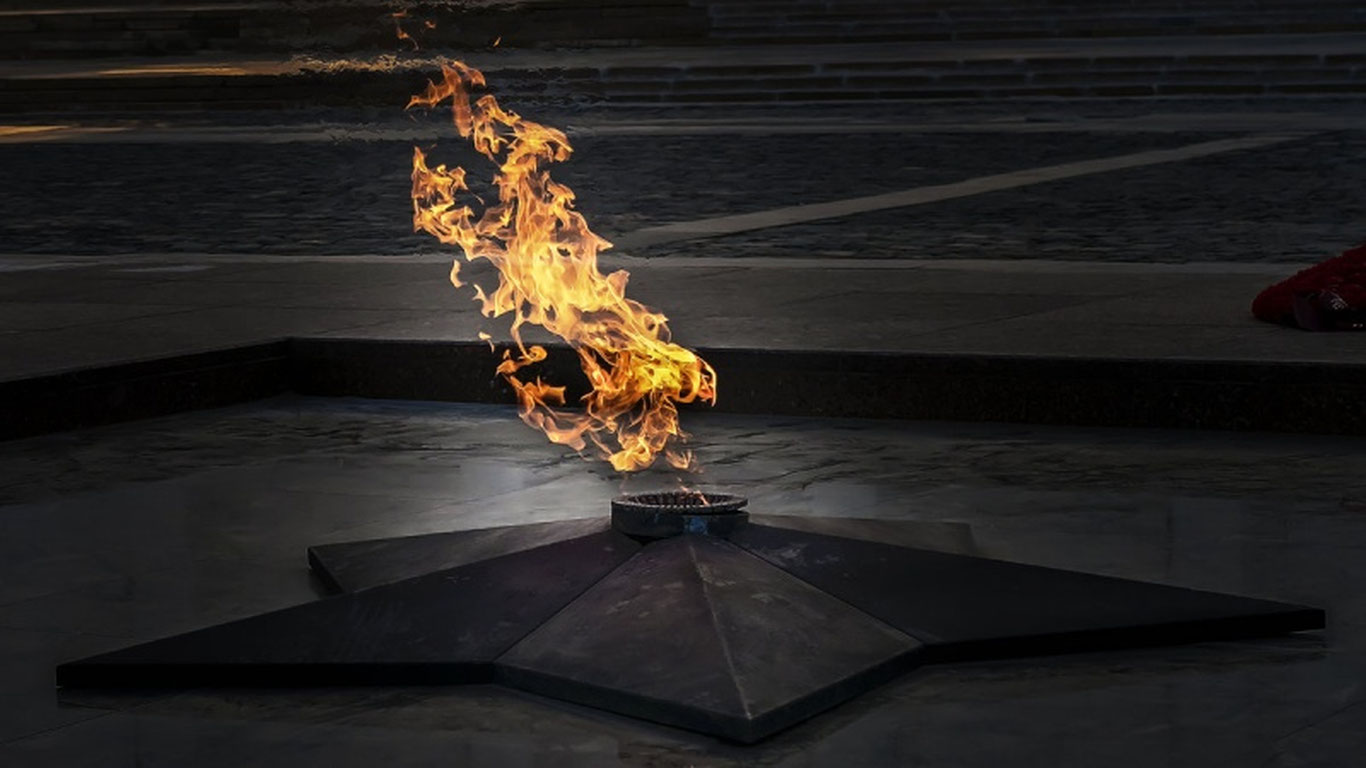 Россияда “Мангу аланга”дан сигарет ёққан ўзбекистонликка ҳукм чиқарилди