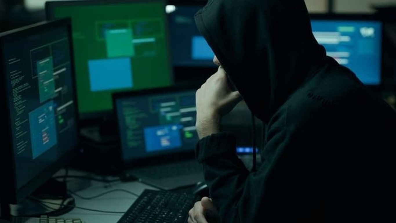 Интернетда 600 нафар фуқарони алдаб, 1 млрд сўм ўзлаштирган шахслар ушланди