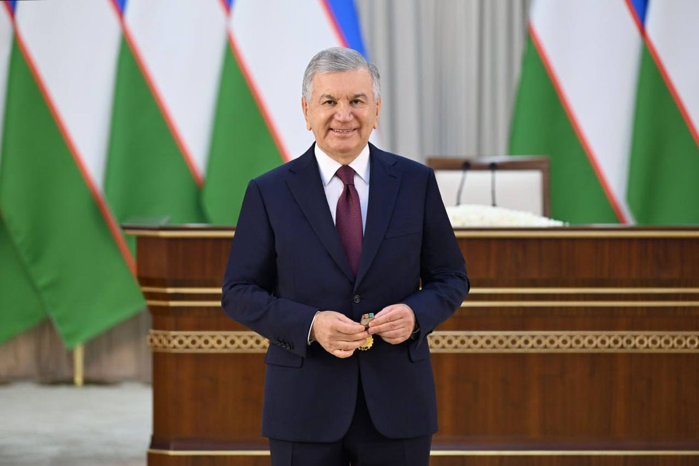 Шавкат Мирзиёев Тиббиёт соҳаси вакилларига фахрий унвон, орден ва медалларни топширди