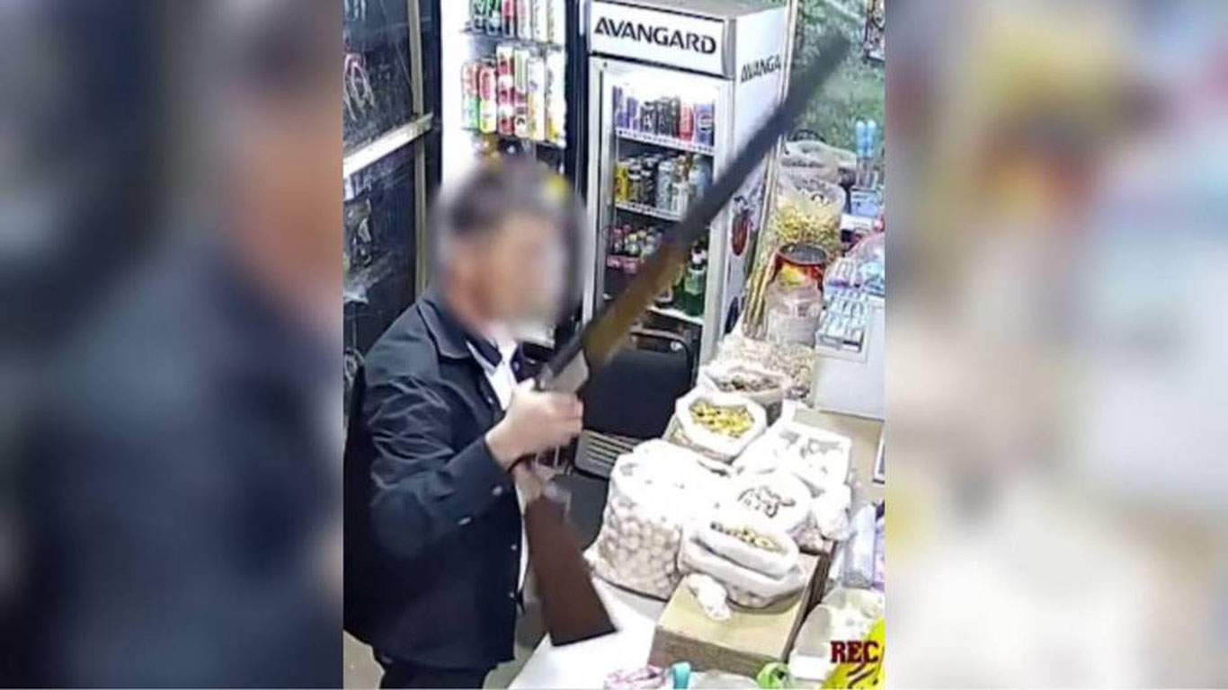 Қамчиқда милтиқ кўтарган эркак дўконга бостириб кириб, сотувчи аёлни жароҳатлади