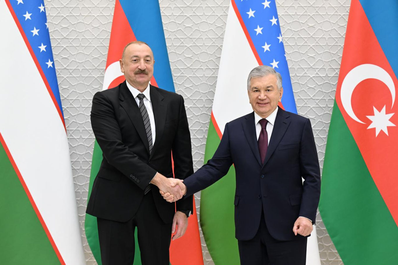 Shavkat Mirziyoyev Aliyevni G‘alabaning besh yilligi bilan tabrikladi