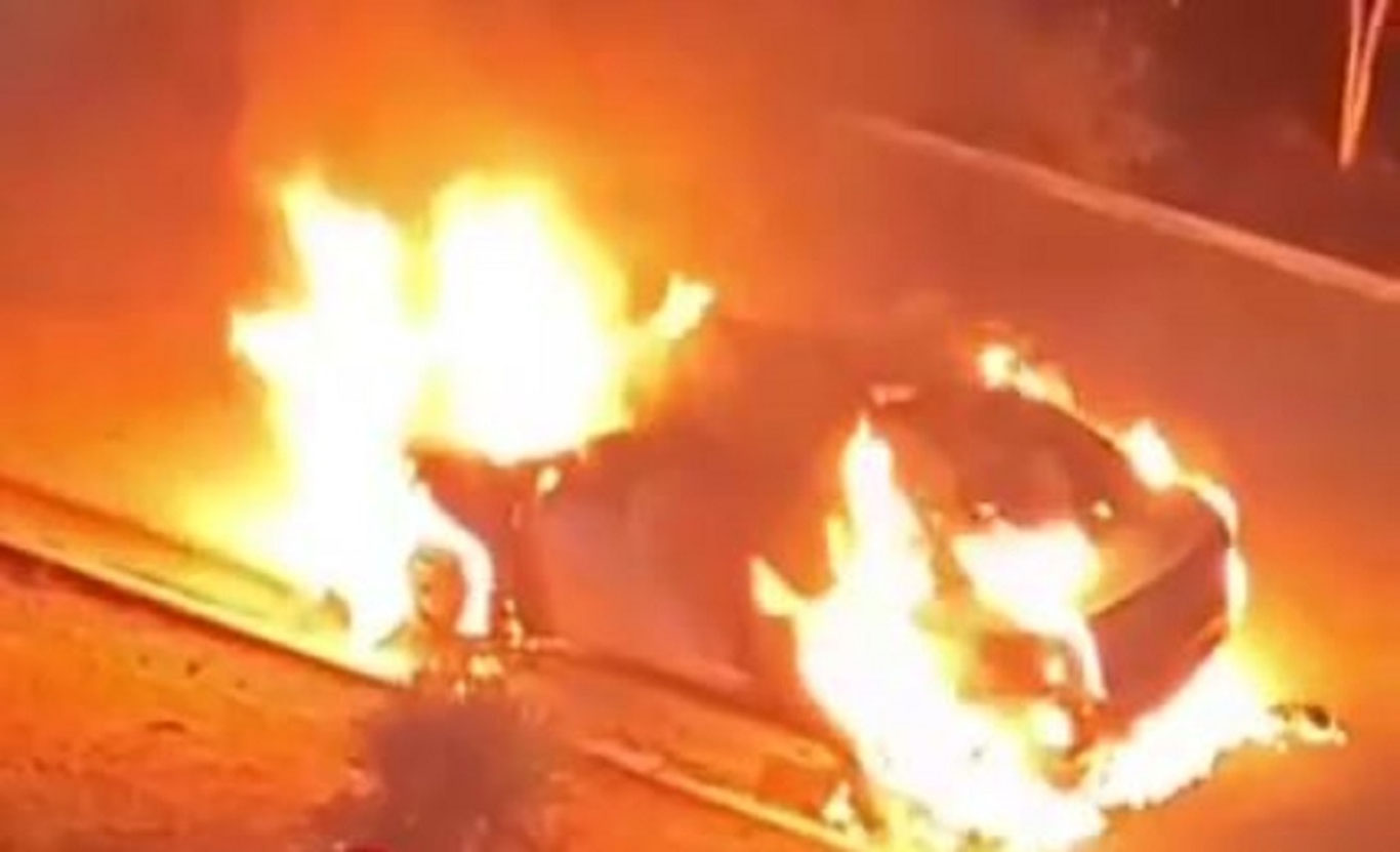 Чирчиқда тўхтаб турган Cobalt ёниб кетди