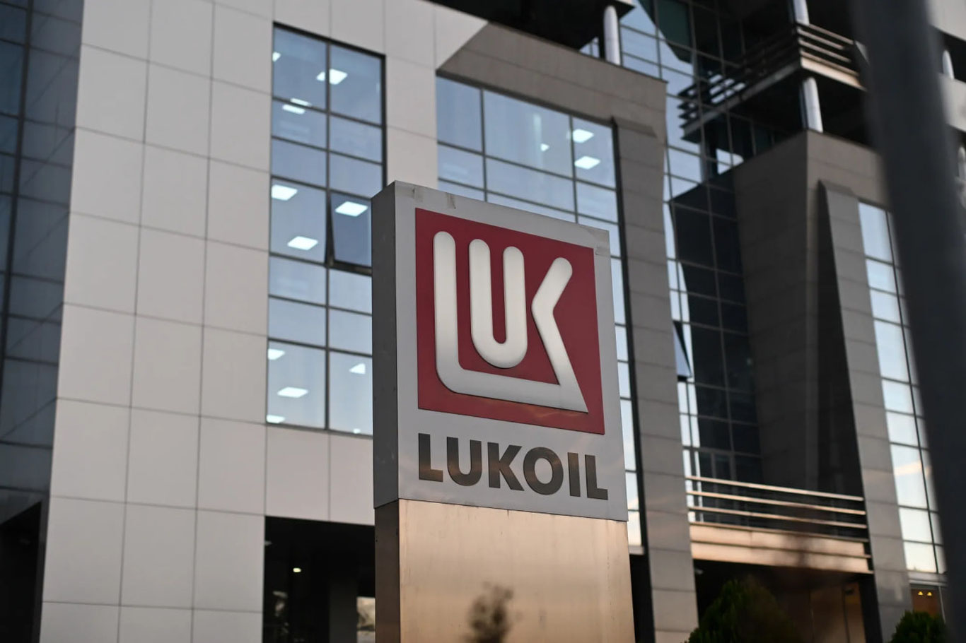 Carlyle “Lukoyl”ning xorijiy aktivlarini xarid qilish imkoniyatini o‘rganmoqda